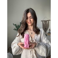 Wellenform Kerze in Pink, Geschenkidee, Als Weihnachtsgeschenk, Handmade, Kerze, Aus Sojawachs Wellenform Kerze in Pink, Geschenkidee, Als Weihnachtsgeschenk, Handmade, Kerze, Aus Sojawachs von EsmeraldasLichtreise