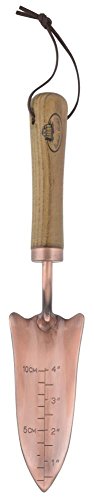 Esschert Design Verkupferte Umpflanz-Blumenkelle, 6,2 x 4,2 x 33 cm, mit Skala, mit Holzgriff und Hängeöse von Esschert Design