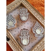Hölzerner Teelichthalter Handgeschnitzt | Weihnachtsgeschenkidee Haus Und Geschenk Hamsa Hand Türkisch Baum von EssentialDesignsLDN