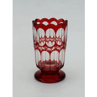 Schöne Antike Boho Ruby Overlay Klarglas Vase Mit Fuß Efeu Design Schöne Antike Boho Ruby Overlay Klarglas Vase Mit Fuß Efeu Design von EssexRiverAntiques
