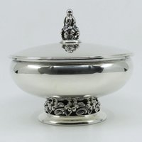 Schöne Vtg Runde Deckelschale Schüssel Box W Durchbrochene Blumenmuster von EssexRiverAntiques