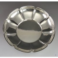 Vintage Arts & Crafts Gehämmerte Friedrich Gyllenberg Swanson Lobed Schüssel/Teller von EssexRiverAntiques