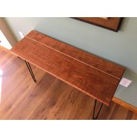 Appalachian Cherry X Curly Maple Konsolentisch, Holz-Hallentisch, Benutzerdefinierter Holz-Konsolentisch, Moderner Konsolentisch von EstatoeWoodworks