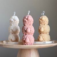 Niedliche Drei Schafe Kerze | Handgemachtes Geschenk Süße Kinderzimmer Dekoration|Sojawachskerze|Handgegossene Kerze| Für Mutter|Baby Shower Niedliche Drei Schafe Kerze | Handgemachtes Geschenk Süße Kinderzimmer Dekoration|Sojawachskerze|Handgegossene Kerze| Für Mutter|Baby Shower von EstelleStudioCA