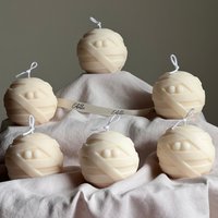 Niedliche Halloween Mumie Kerze | Handgemachtes Geschenk Nette Gruselige Sojawachs Handgegossene Skulpturale Wohnkultur Einweihungsgeschenk von EstelleStudioCA