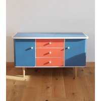 Buntes Orange Und Blaues Sideboard Von Rodolfo, Elegant Stylisch von EstudioToba