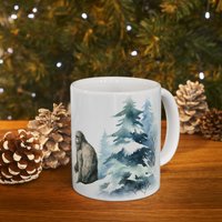 Yeti's Winter Frolic Verschneite Kiefer Bäume Aquarell Keramik Tasse von EtHeQu