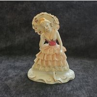 Porzellan Spitze Sitzende Dame Mit Regenschirm Figur, Wales, Made in Japan von Etcetera4You
