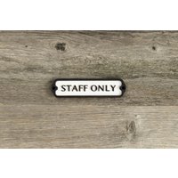 Personal Türschild Aus Holz. Vintage British Eisenbahn Stil. Handgemachte Retro Dekoration von EtchPL