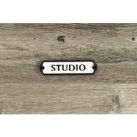 Studio Türschild Aus Holz. Vintage British Eisenbahn Stil. Handgemachte Retro Dekoration von EtchPL