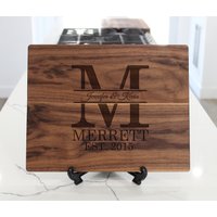 Monogramm Initial Schneidebrett, Personalisiertes Käsebrett Graviertes Schneidebrett Hochzeitsgeschenk, Einweihungsgeschenk von EtchThisOut