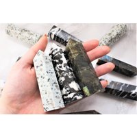 Kiwi/Zebra Jaspis Labradorit Punkt Türme Obelisk Heilkristalle Grün Schwarz Natur Dekor Rock Power Poliert Stein Geschenk Für Sie Ihn von EtherealCollectiveUK