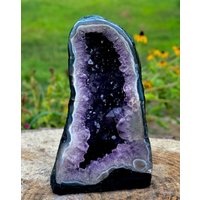 Amethyst Geode Kristalldom | Mittelstück Wohnkultur Altarbild Gitteranker Natürliches Decor Interieur von EtherealExistenceCo