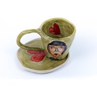 Einzigartige Espresso-Tasse, Mädchen Mit Brille Porträts. Handgemachte Espresso-Tasse Passender Untertasse, Ideales Geschenk Für Arbeitende Frauen Einzigartige Espresso-Tasse, Mädchen Mit Brille Porträts. Handgemachte Espresso-Tasse Passender Untertasse, Ideales Geschenk Für Arbeitende Frauen von EugeniaGerontara