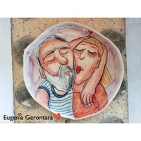 Paar Auf Keramikplatte Gemalt. Diese Anpassbare Platte Ist Das Beste Jubiläums-/Valentinstag-Geschenk Für Ihre Andere Hälfte Paar Auf Keramikplatte Gemalt. Diese Anpassbare Platte Ist Das Beste Jubiläums-/Valentinstag-Geschenk Für Ihre Andere Hälfte von EugeniaGerontara