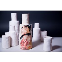 Set Große Keramikflasche Mit 4 Passenden Keramik Weingläser. 100 % Handgefertigt Und Handbemalt "Mein Matrose" Sammlung Von Keramik-Kunst von EugeniaGerontara