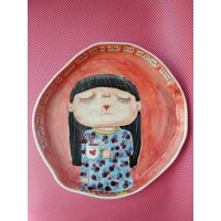 Süße Handgefertigte Keramikplatte. Diese Anpassbare Handbemalte Platte Ist Das Beste Geschenk Für Träumer Und Diejenigen, Die An Märchen Glauben Süße Handgefertigte Keramikplatte. Diese Anpassbare Handbemalte Platte Ist Das Beste Geschenk Für Träumer Und Diejenigen, Die An Märchen Glauben von EugeniaGerontara