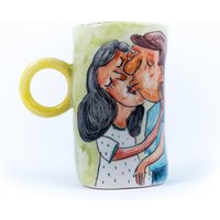Süße Keramik Tasse Mit Einem Porträt Von Paar Küssen. Moderne Keramikkunst Auf Kaffeetasse, Einzigartiges Jubiläumsgeschenk. Kostenlose Anpassung von EugeniaGerontara
