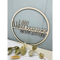 Holzring Willkommen Bei Uns Zuhause Türschild Begrüßung Holz - 000190 von EulesWerkstatt