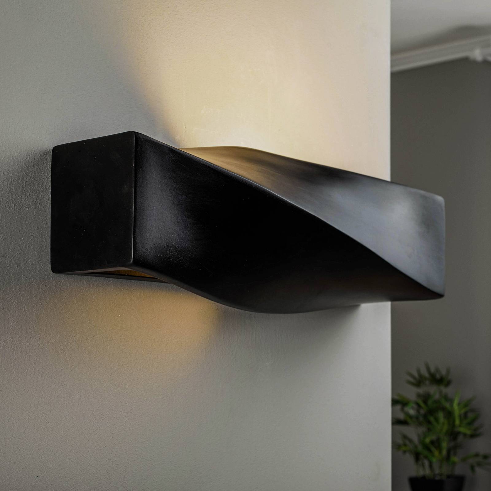 Wandleuchte Turn aus Keramik, up/down, schwarz von SOLLUX LIGHTING