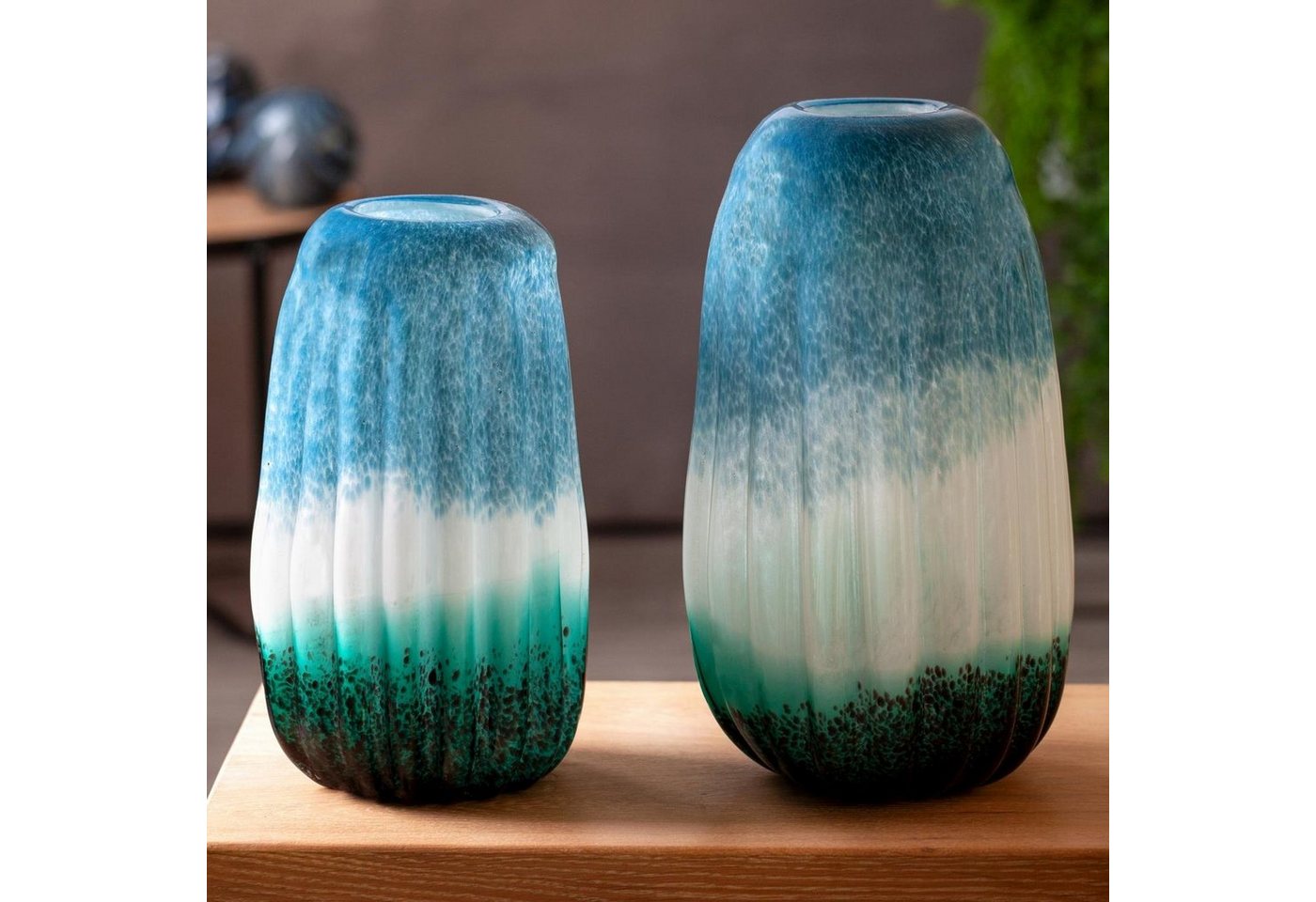 Eurofirany Tischvase DAKOTA-Vase, handgefertigt aus getöntem Kunstglas (1 Vase), dekorative Vase, Größe 20x20x35, Farbe Blau oder Türkisweiß von Eurofirany