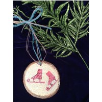 Gestempelte Vintage Schlittschuhe Auf Einem Spin Holzscheiben Ornament Gestempelte Vintage Schlittschuhe Auf Einem Spin Holzscheiben Ornament von EuthymicThreads