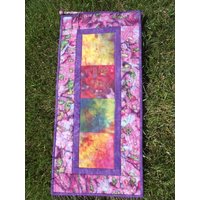 Lebendiger Handgefärbter Flanell Und Batik Gesteppter Wandbehang Lebendiger Handgefärbter Flanell Und Batik Gesteppter Wandbehang von EuthymicThreads