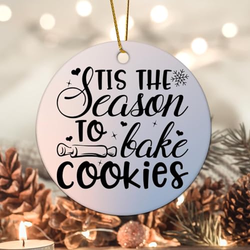 Evans1nism Distressed Spruch Zitate Weihnachten Hängende Ornamente The Season To Bake Cookies Keramik Ornament Warm Weihnachten Zwei Seiten Gedruckt Einzigartige Urlaubsdekoration für Paar Eltern 8,1 Evans1nism Distressed Spruch Zitate Weihnachten Hängende Ornamente The Season To Bake Cookies Keramik Ornament Warm Weihnachten Zwei Seiten Gedruckt Einzigartige Urlaubsdekoration für Paar Eltern 8,1 von Evans1nism