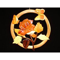 Wunderschön Handgefertigte 3 Dimensionale Intarsia Holzkunst Beautiful Nature Rose Butterfly Sign Wall Plaque von EvansWorkshopStore