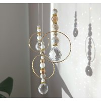 Filigraner Sonnenfänger Skandi Gold/Weiß/Beige Suncatcher Geschenk Einzug Sonnenkristall Wanddeko Fensterdeko Lichtfänger Filigraner Sonnenfänger Skandi Gold/Weiß/Beige Suncatcher Geschenk Einzug Sonnenkristall Wanddeko Fensterdeko Lichtfänger von EvasDecoArt