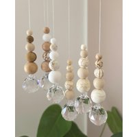 Schwebender Sonnenfänger Skandi Beige/Weiß/Braun Suncatcher Geschenkidee Sonnenkristall Sommerdeko Wanddeko Fensterdeko Perlen Schwebender Sonnenfänger Skandi Beige/Weiß/Braun Suncatcher Geschenkidee Sonnenkristall Sommerdeko Wanddeko Fensterdeko Perlen von EvasDecoArt