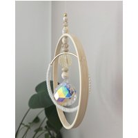 Sonnenfänger Skandi Beige/Gold Holz Perlen Suncatcher Makramee Boho Sonnenkristall Mobile Wanddeko Fensterdeko Geschenk Sonnenfänger Skandi Beige/Gold Holz Perlen Suncatcher Makramee Boho Sonnenkristall Mobile Wanddeko Fensterdeko Geschenk von EvasDecoArt