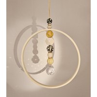 Sonnenfänger Skandi Beige/Ocker/Gelb Leo Holzring Suncatcher Holz-/Silikonperlen Sonnenkristall Mobile Wanddeko Fensterdeko von EvasDecoArt