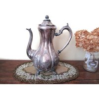 Antik 1879 Englisch Versilberte Elektroplatte Teekanne Kaffeekanne Wasserkrug Shabby Chic Dekor Fotofilm Prop Downton Abbey von EvasVintageBoutique