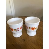 Paar Arcopal Scania Floral Muster Milchglas Eierbecher von EvelynMaiVintage