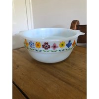 Phoenix Milchglas Opalware Floral Servierschale/Pudding-Becken von EvelynMaiVintage