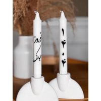 Set Aus Zwei Nooruz Mobarak 1404 Unduftenden Stumpenkerzen Für Die Haftseen-Tafel von EvenBetterShop
