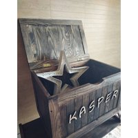 Personalisierte Truhe Holzspielzeugkiste Mit Rädern Große Hölzerne Spielzeugkiste Namen Rustikale Gravierte Personalisierte von Eventory
