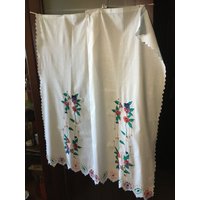 Handgefertigte Vintage-Vorhänge Mit Stiefmütterchen-Blumenmuster Aus Den 1950Er Jahren, Weiße Baumwolle, Handgesticktes Set 2 Vorhängen Und 1 Volant von EverAfterActUAls