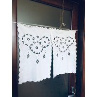 Vintage Paar Kleine Weiße Baumwolle Cutwork Ösen Café Vorhänge Paneele Volants Set Von 2=38 55 cm Halbe Fensterbehandlung Midcentury Fenster Vintage Paar Kleine Weiße Baumwolle Cutwork Ösen Café Vorhänge Paneele Volants Set Von 2=38 55 cm Halbe Fensterbehandlung Midcentury Fenster von EverAfterActUAls