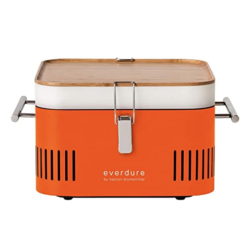everdure by heston blumenthal Holzkohlegrill CUBE I mobiler Outdoor-Gril in Orange I tragbarer Gourmet-Grill mit porzellanemaillierter Grillwanne I Camping-Grill mit Stauraum & Schneidebrett von Everdure