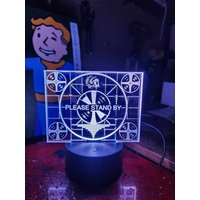 Fallout Bitte Der Acrylleuchte Standhalten von EvergardenCreation