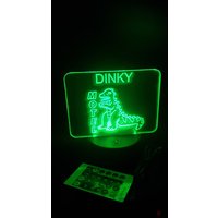 Fallout Dinky Der Dinosaurier - Dino Dee-Lite Hotel Led-Acryl-Lichterkette Fallout Dinky Der Dinosaurier - Dino Dee-Lite Hotel Led-Acryl-Lichterkette von EvergardenCreation