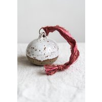 Halb Getauchte Meliert Weihnachtskugel von EveryStoryStudio