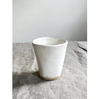Keramik Becher in Sprenkelweiß, Rustikales Finish. in 3 Farbvarianten Erhältlich von EveryStoryStudio