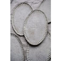 Keramik Geschnitzte Ovale Servierplatte, Dekorative Tablett von EveryStoryStudio