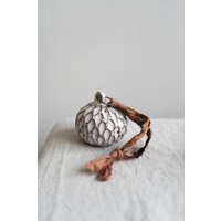 Ophelia Christbaumkugel Dekoration in Glänzendem Weiß von EveryStoryStudio