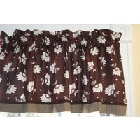 Braun-Weißer Vorhang Mit Blumenmuster - Luna By Maywood Studio Handgefertigter Für Die Küche Oder Das Schlafzimmer Braun-Weißer Vorhang Mit Blumenmuster - Luna By Maywood Studio Handgefertigter Für Die Küche Oder Das Schlafzimmer von Everythinginvalance