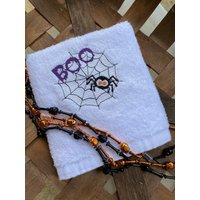 Boo Spinnennetz Mit Spinne Halloween Handtuch von EvoRoseEmbroidery