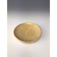 2" Creme Gespenschte Platte von EvolvingDesignStudio
